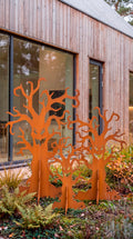 Halloween træer i corten stål blandt planter i haven