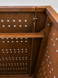 Indvendig detaljer af rottesikret kompostbeholder i corten stål, med afstivning