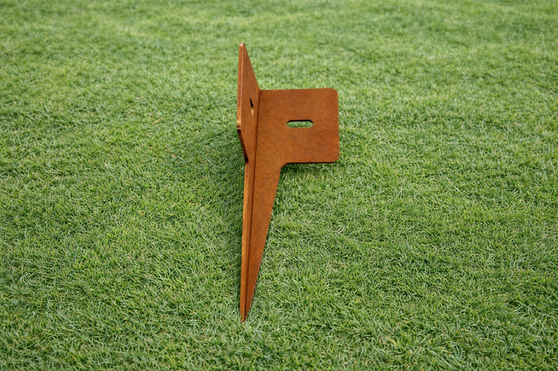 Hjørnebeslag (spyd) til bedafgrænser - corten stål