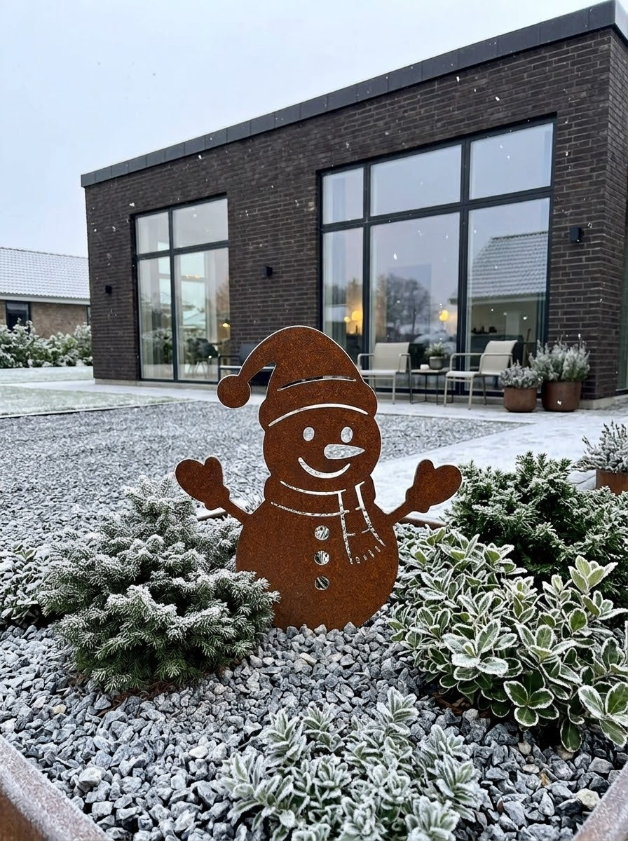 Snemand på spyd i cortenstål, som udendørs julepynt